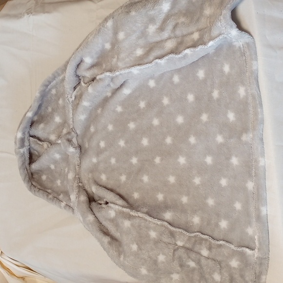 (3/$20) Infant's Robe Grey With White Star Pattern For 0-9 Month Olds - Picture 2 of 4